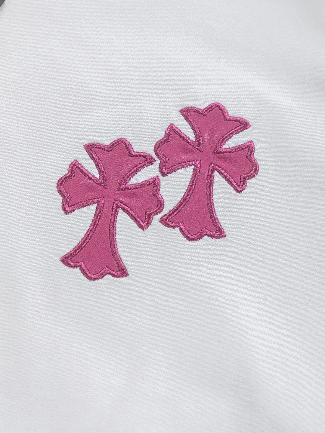 P170 Chrome Hearts CH Cross 26SS New product is hot at the same time💥 Early spring classic style Colorful double cross on the chest 🪡 Embroidery Large logo cross on the back Horseshoe and leather willow ding Sanskrit ✝️🪡 Embroidery Round neck short-sleeved T-shirt, a popular style, a style that both men and women like, the same style for men and women, 100% chance of turning heads when you wear it when you go out! It’s all about being handsome. The designer’s classic sense is precisely grasped. The whole piece of clothing is heavy. Industrial washing process. Ready-made garments are dyed + sprayed for a horse effect. The double-wash process is very recognizable. It uses heavy washing to make it distressed. The edges of the patch are slightly rolled and naturally distressed. It has a three-dimensional sense of layering and a little damage. It is very visually lethal. It adheres to Kroxin's consistent rough style. The chest and back are large, and the horseshoe flower printed patch pattern is embroidered and decorated. It is also decorated with silver metal engraved distressed buttons. The classic elements full of brand recognition instantly enhance the overall sense of grade and specification. Its texture is quite high-end! The overall feeling is high-end, simple and elegant, with silver hardware accessories, a full set of customized accessories, and the pattern of the entire dress is all decorated with patchwork three-dimensional embroidery technology, which is the finishing touch of the entire dress. The design on the back is even more eye-catching! ! This full back is so cool, it’s full of design, and the overall upper body style highlights fashion and individuality. Wearing it together as a couple is even more popular on the street. I recommend the early autumn sweatshirt! ! The fabric is a unique 320g 100% cotton, which is skin-friendly, breathable, warm to the touch, has a strong texture, and has smooth lines. It can be called a back killer, which has very strict requirements on craftsmanship and cost. The smooth neckline, flat cuffs and hems, the stitches are large and tight, tight and orderly, and the details are perfect. The consistent OS version can be worn alone or layered. It is very casual, but very iconic! It is simply the flagship of high-end trendy brands and must be included in your wardrobe. It has the American fashion spirit of freedom and individuality, and is highly recognizable and stylized! Color: Black White Size: S-XL Size chart: S: Shoulder width 50-Bust 56-Length 70 M: Shoulder width 52-Bust 57-Length 72 L: Shoulder width 54-Bust 59-Length 74 XL: Shoulder width 56-Bust 62-Length 76